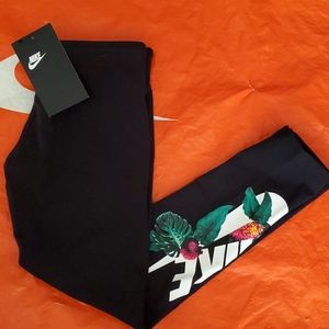 NWT Girls Nike leggings. Xs